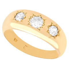 Anello antico a trilogia con diamanti e oro giallo, 1910 circa