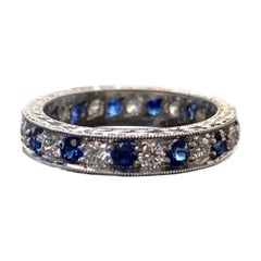 Bague de fiançailles Art déco en platine gravée à la main avec diamants et saphirs bleus