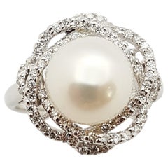 Perle mit Diamantring in 18 Karat Weißgold gefasst