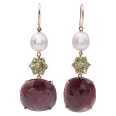 Boucles d'oreilles pendantes en or rose 14 carats, perles, péridots, saphirs et diamants