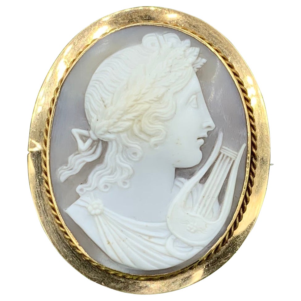 Broche camée Lyre en or 14 carats en relief représentant le dieu Apollon de la Belle Époque