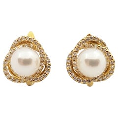 Boucles d'oreilles en or 18 carats serties de perles et de diamants