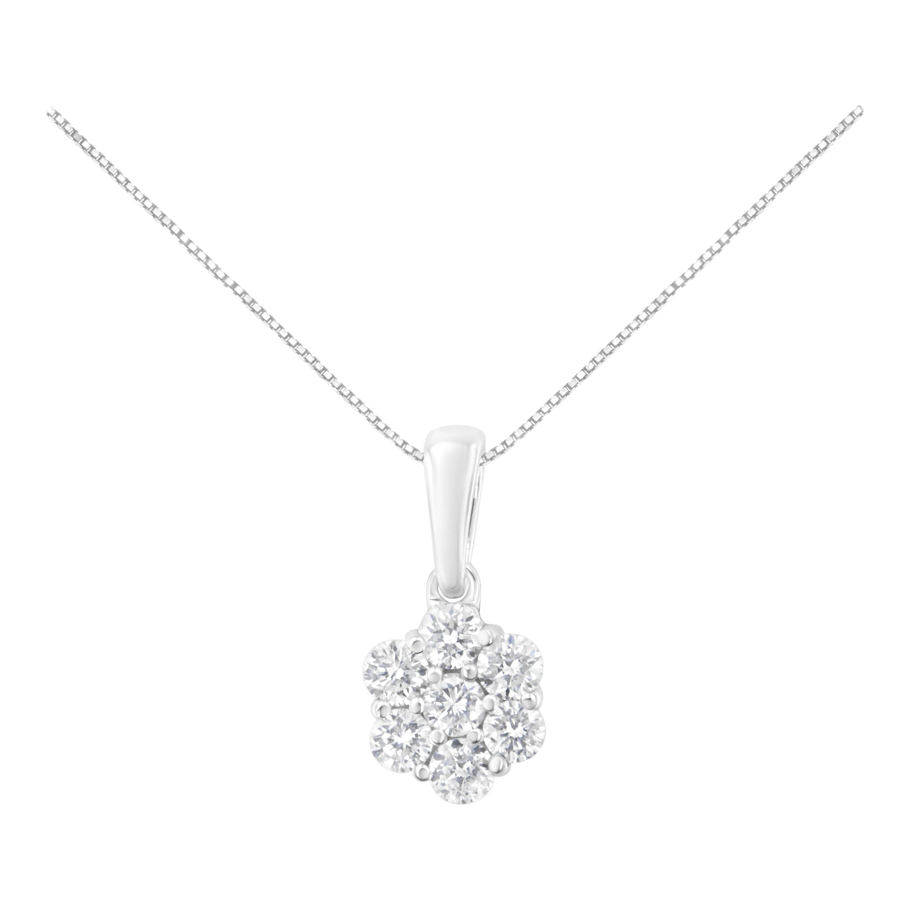 Collier pendentif en or blanc 14 carats avec grappe de fleurs en diamants de 1/2 carat