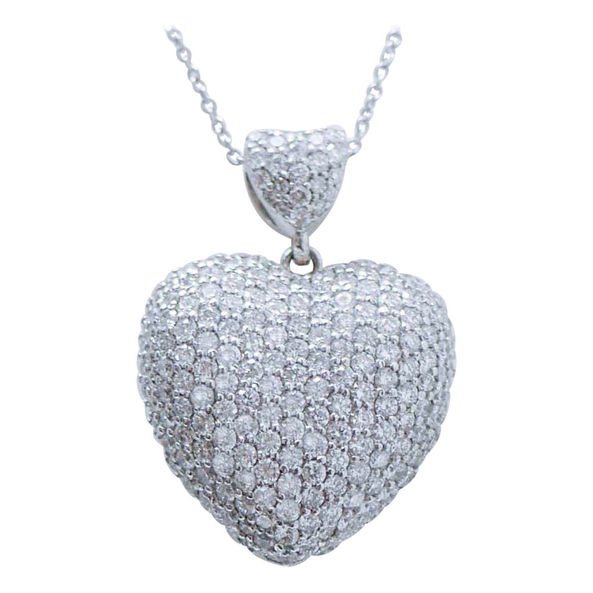 Collier pendentif en forme de cœur en or blanc 18 carats et diamants