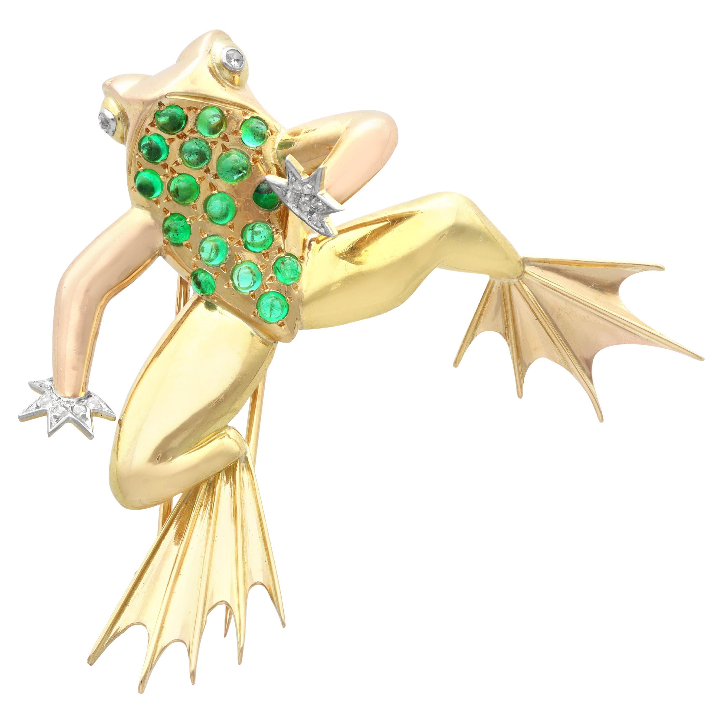 Vintage French 0.75 Carat Emerald and 0.11 Carat Diamond Yellow Gold Frog Brooch For Sale