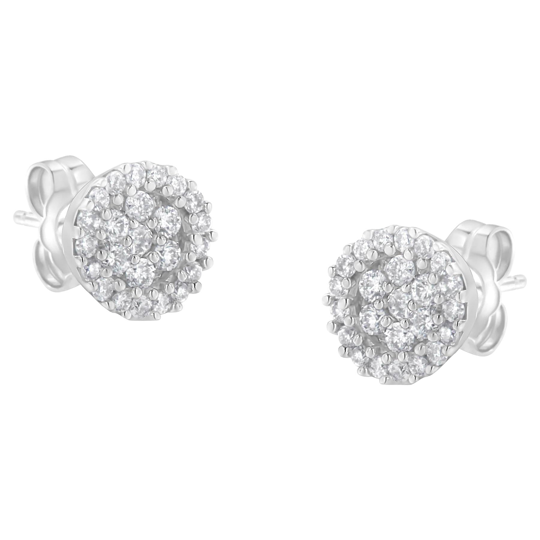 Clous d'oreilles en or blanc 14 carats avec grappe de diamants en forme de fleurs de 1/2 carat en vente