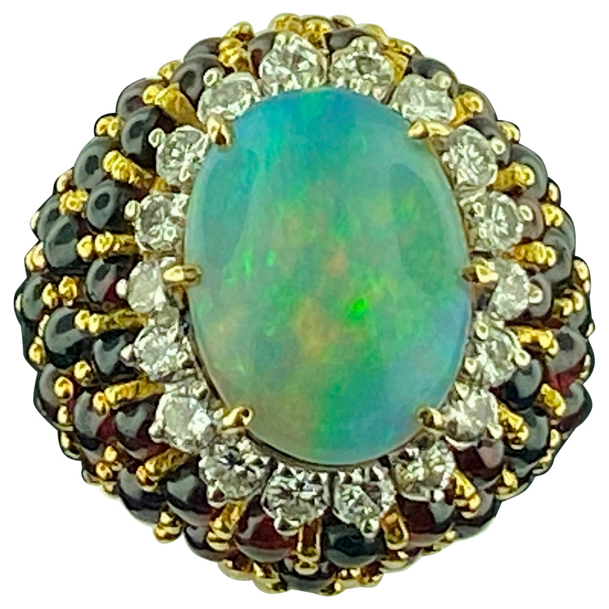 Anillo de oro amarillo de 14 quilates con ópalo oval de 7 ct y diamantes