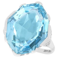 Circa Vintage 14.35 Carat Aquamarine et Diamond White Gold Cocktail Ring, circa 1950