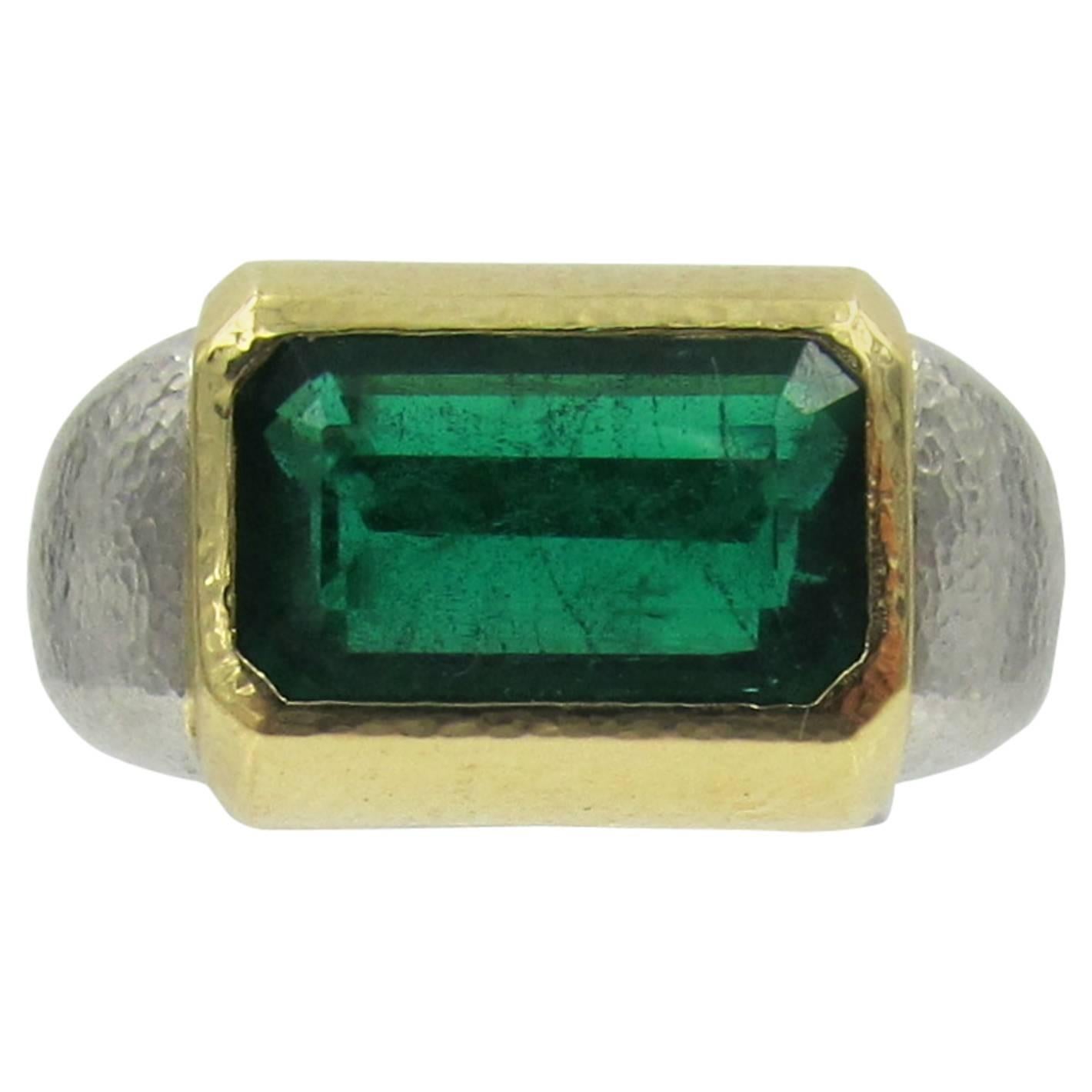 Émeraude de 5,41 carats de couleur verte vibrante enchâssée dans de l'or jaune 18k avec un anneau en platine martelé.
La taille de la bague est de 6 (redimensionnable)
Signé : David Webb
