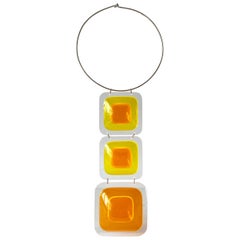 Collana con triplo ciondolo in plexiglas giallo arancio di Aaronel deRoy Gruber del 1970