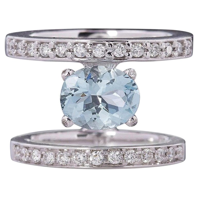 18 Karat White Gold 3.1 Karat Aquamarine 0, 65 Karat White Diamonds Design Ring For Sale