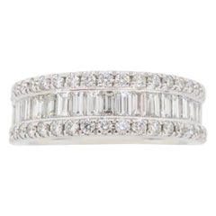 Anillo de diamantes baguette y redondos de tres filas