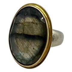 Bague en argent martelé 18 carats avec labradorite rose taille ovale de 18 carats sertie sur anneau