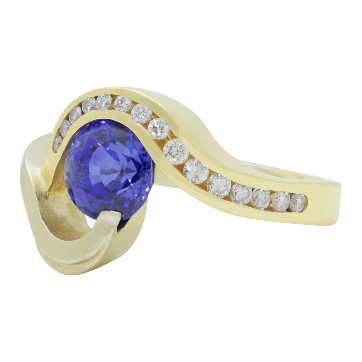 Bague en saphir bleu de Ceylan de 2,70 carats et diamants