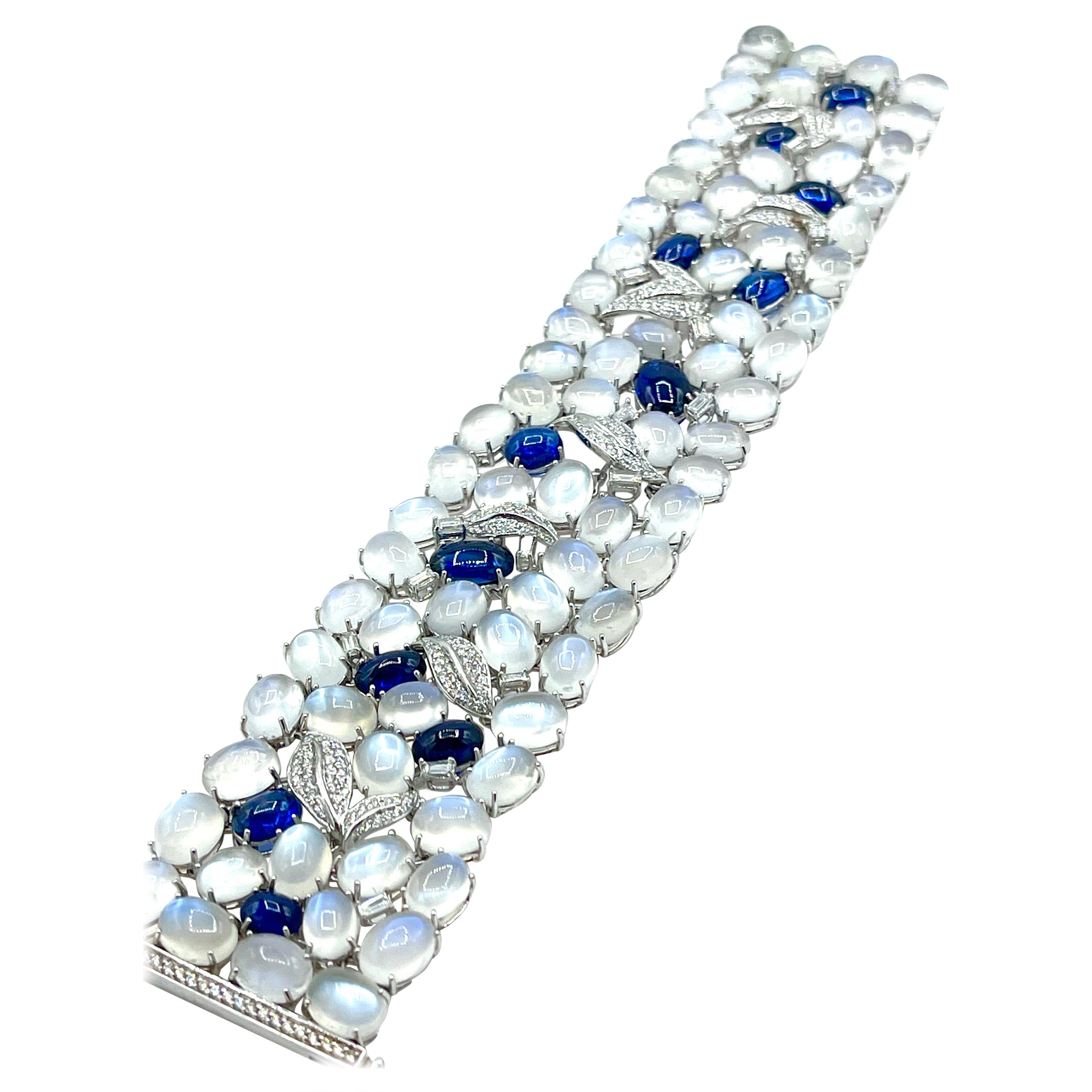 Bracelet Sophia D. en or 18 carats avec pierre de lune cabochon, saphirs et diamants en vente