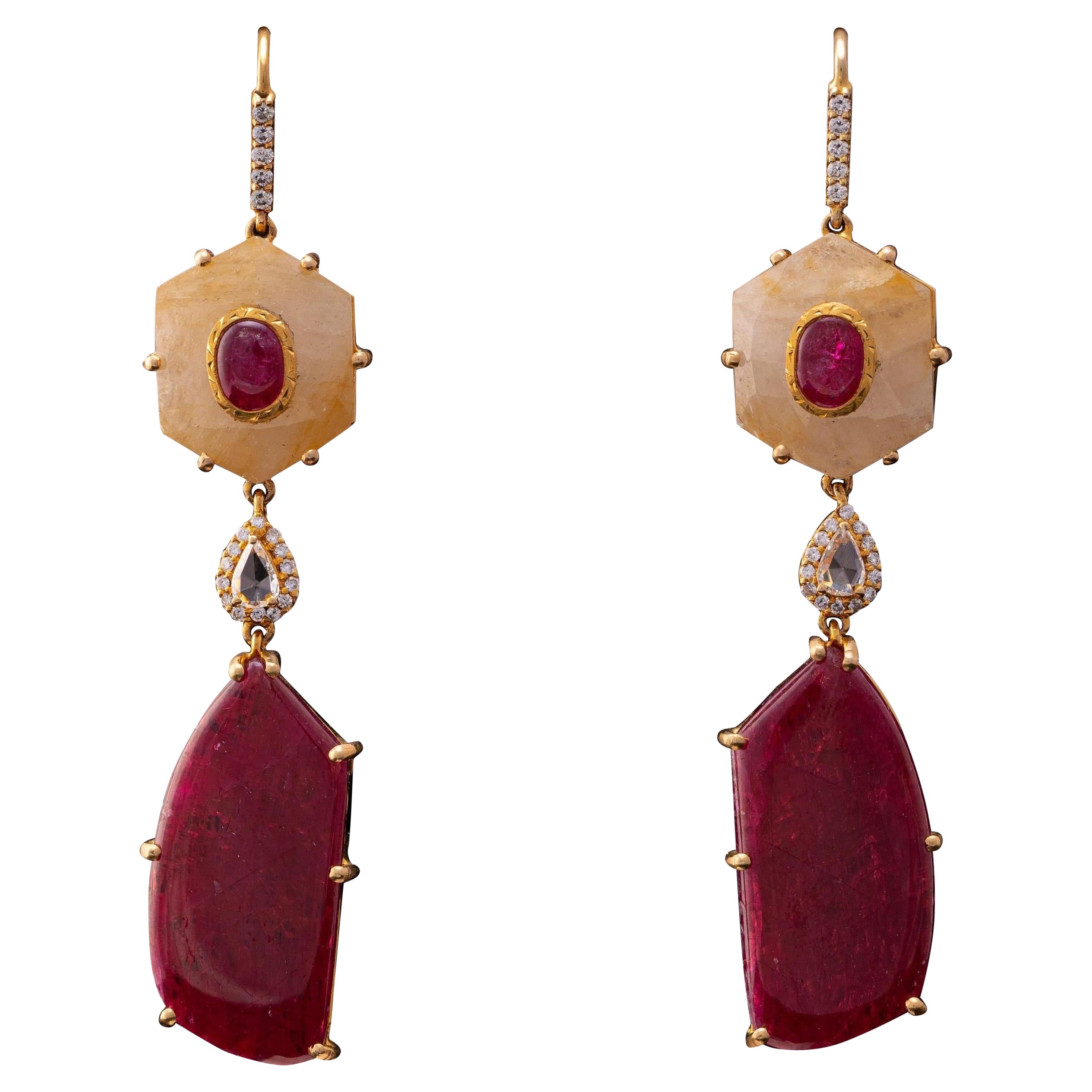 Boucles d'oreilles pendantes en or jaune 18 carats, rubis naturel et saphir jaune en vente
