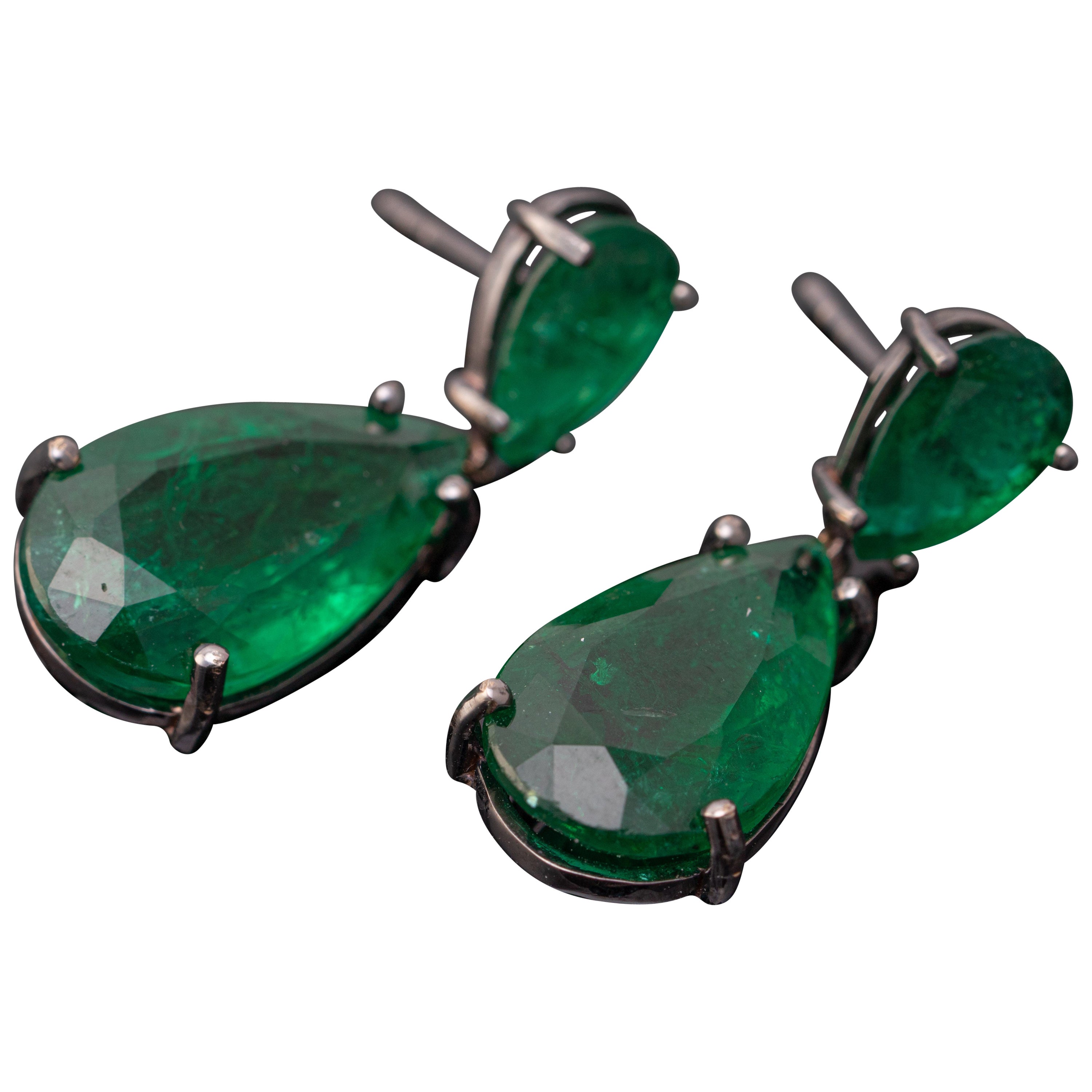 16,98 Karat birnenförmige Smaragd-Ohrringe