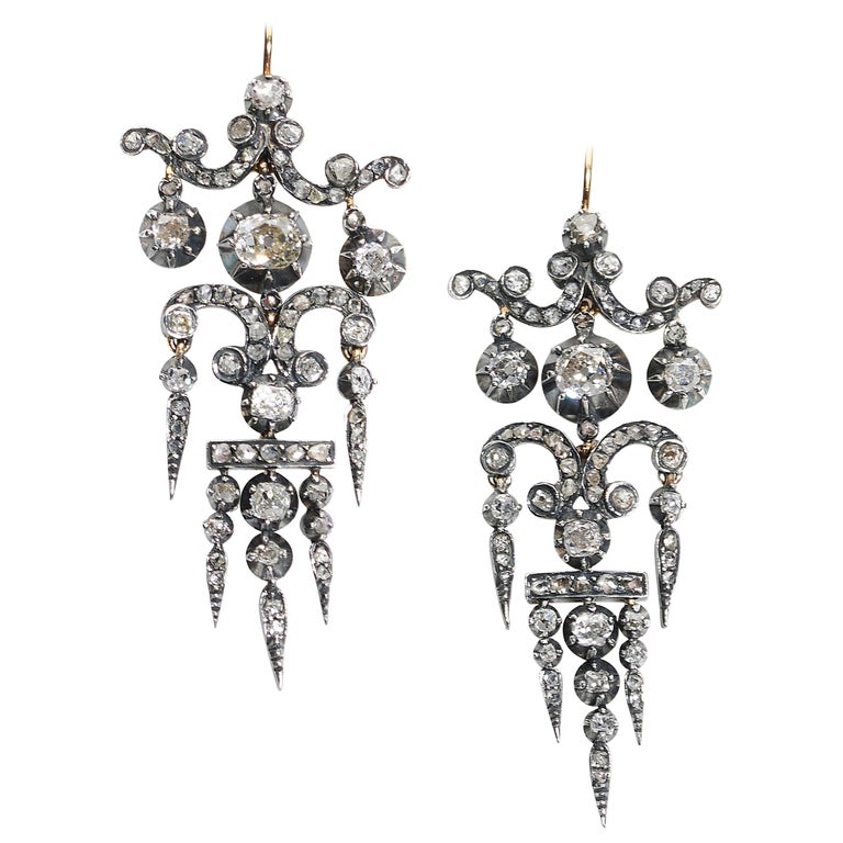 Boucles d'oreilles pendantes anciennes en or avec diamants et argent, c.  1850 - En vente sur 1stDibs