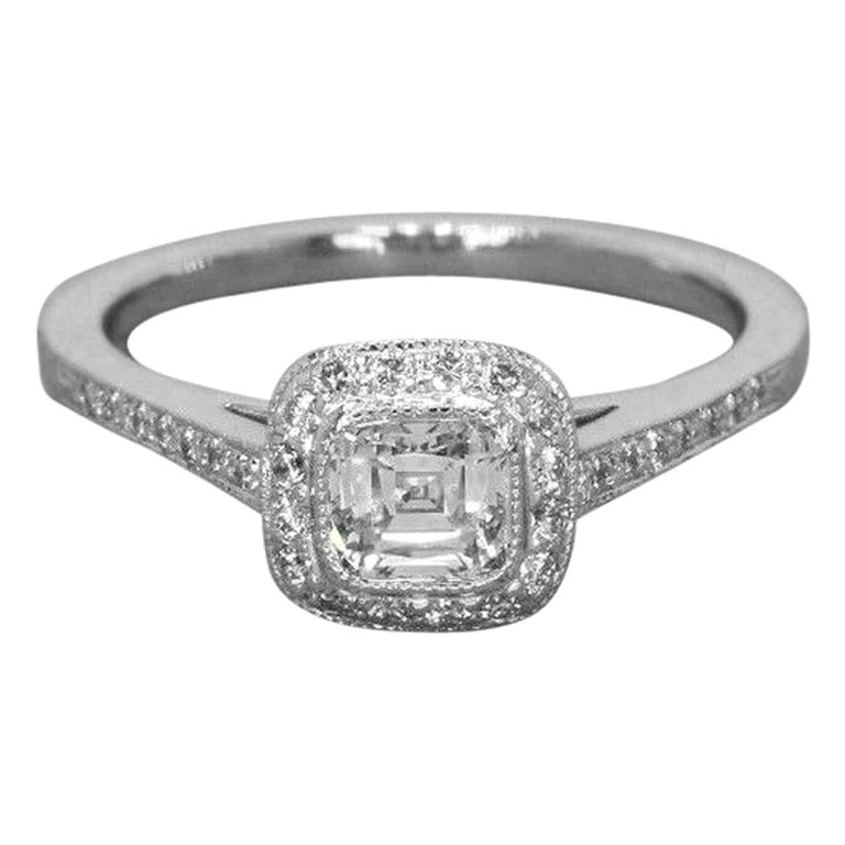 Bague de fiançailles en platine et diamant coussin de 0::66 carat de Tiffany  and Co. Legacy En vente sur 1stDibs