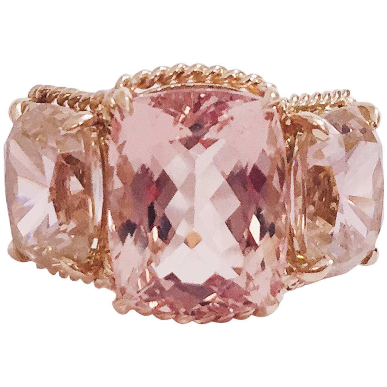 Elegante anello a tre pietre con bordo a corda d'oro in vendita