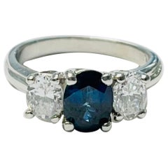 Bague à trois pierres en saphir bleu et diamant en platine