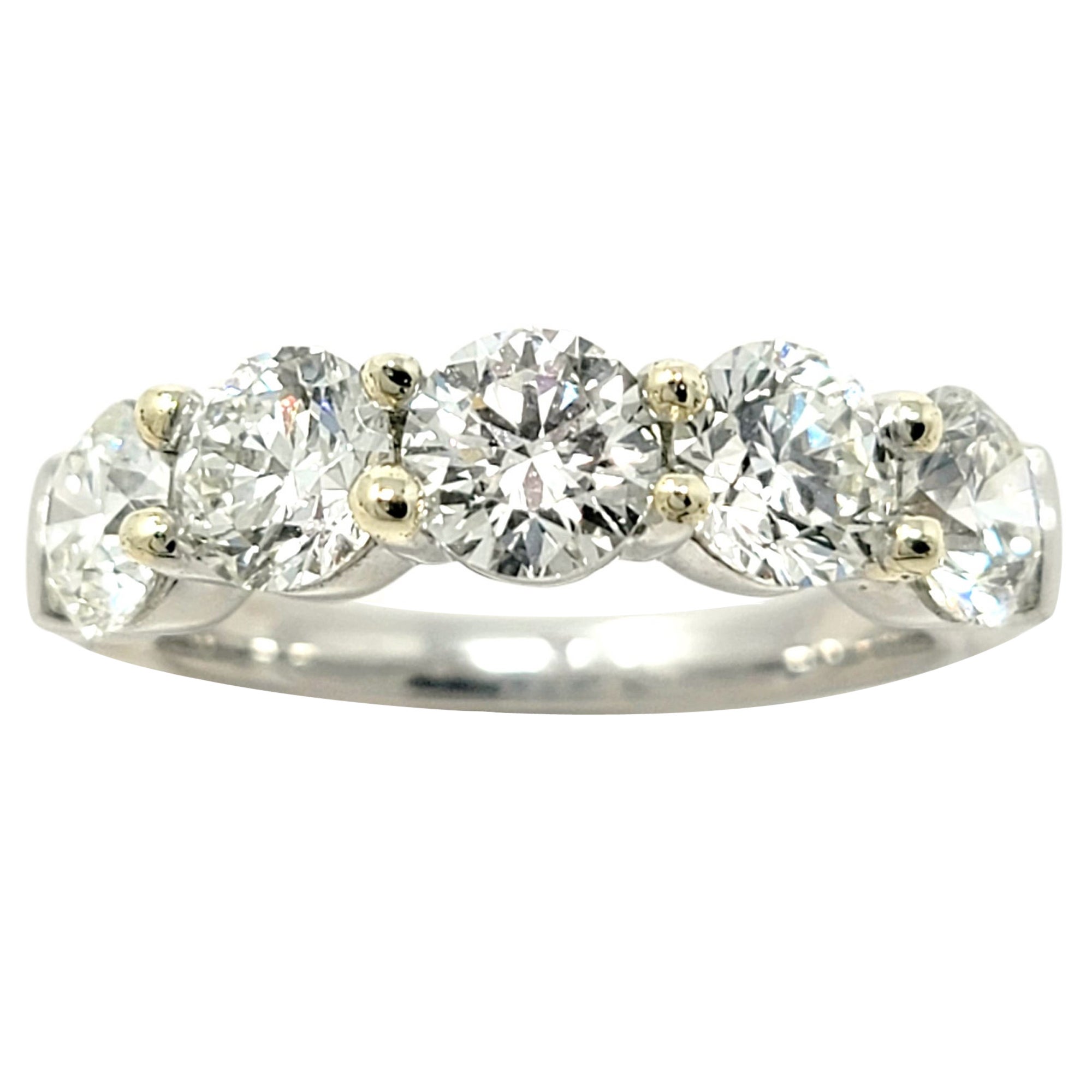 Bague à anneau semi-éternité en platine et or avec 5 diamants ronds de 3,00 carats au total