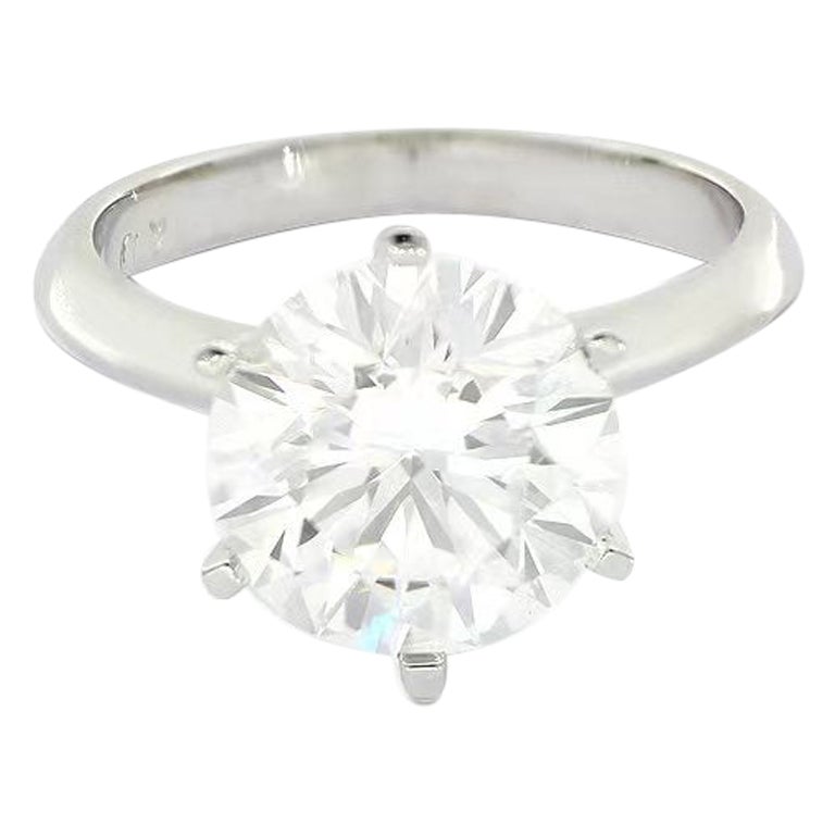 Simply set with a round brilliant-cut diamond weighting 4.01 carats, mounted in 18 karat white gold. Accompanied by a GIA report (No. 6202694558) , stating that the diamond is of E color and VS1 clarity, with excellent cut grade, polish and