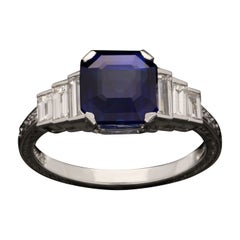 Hancocks Contemporary 2.80ct Sapphire and Baguette Diamond Ring Platinum (bague en saphir et diamant baguette)
