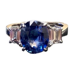 Anello di fidanzamento Art Deco in platino con diamante trapezoidale e zaffiro blu da 4,18 carati