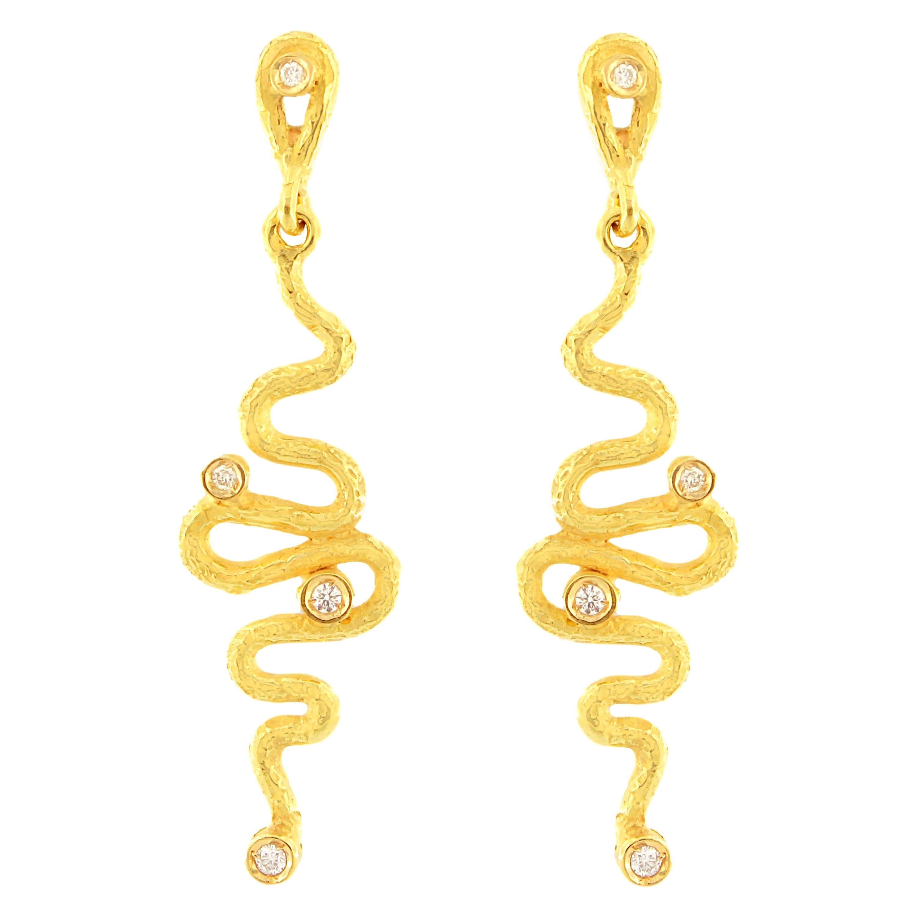 Boucles d'oreilles en goutte Serpenti de Sacchi en or jaune satiné 18 carats avec diamants et pierres précieuses en vente