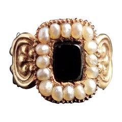 Bague de deuil ancienne de style Régence en or 18 carats, onyx et perles
