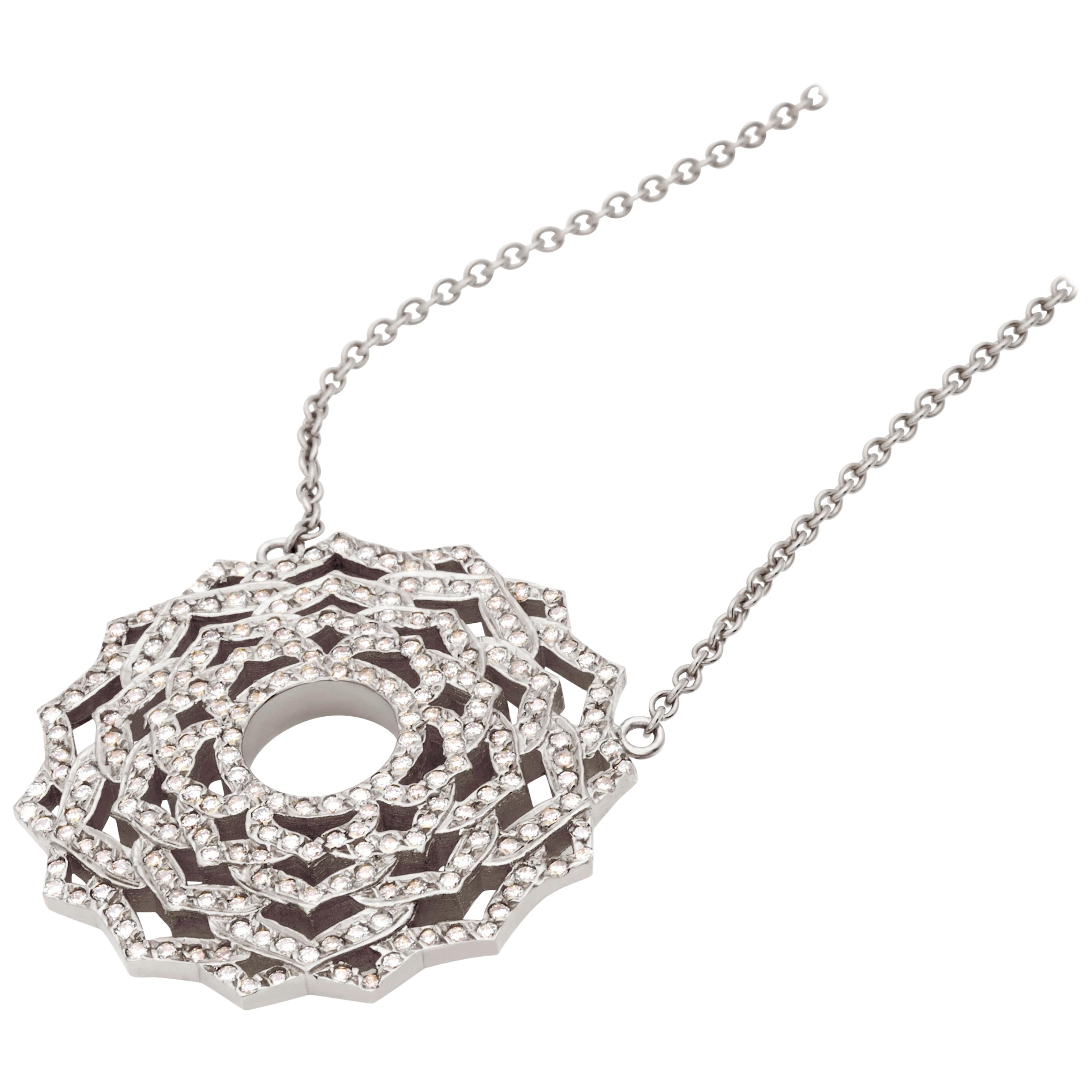 Sahasrara Collier pendentif Chakra en or blanc 18 carats avec diamants et couronne en vente