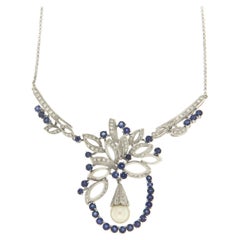 Collier pendentif artisanal en or blanc 18 carats avec saphirs, diamants et perles