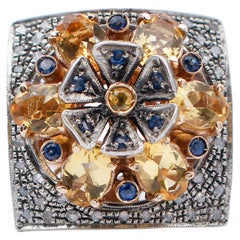 Bague Retrò en or rose et argent, saphirs jaunes et bleus, diamants