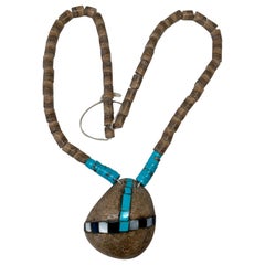 Collana di conchiglie pietrificate intarsiate Santo Domingo Kewa Pueblo in turchese Heishi