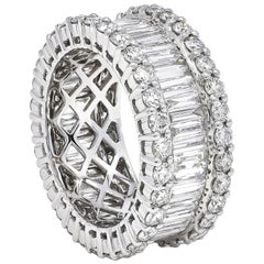 Bague à large anneau en or blanc 18 carats avec diamants naturels ronds et baguettes sertis en canal