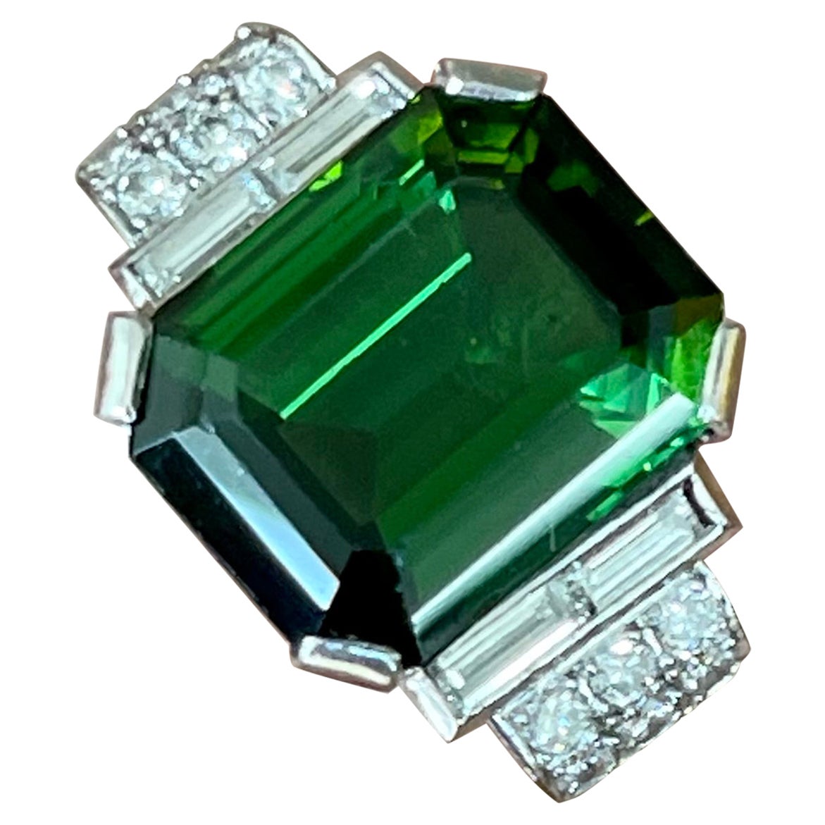 18 K White Gold Retro Vintage Ring Green Tourmaline and Diamonds For Sale