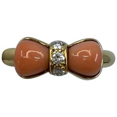 Van Cleef & Arpels Bague Bowtie vintage en or jaune 18 carats, corail rose et diamants