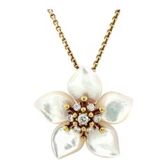 Asch Grossbardt Pendentif / broche fleur en or 18 carats, diamant 0,85 carat et nacre