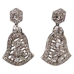 Boucles d'oreilles chandelier de style Art déco en or blanc 18 carats avec motif de cloche en diamants d'environ 2 carats