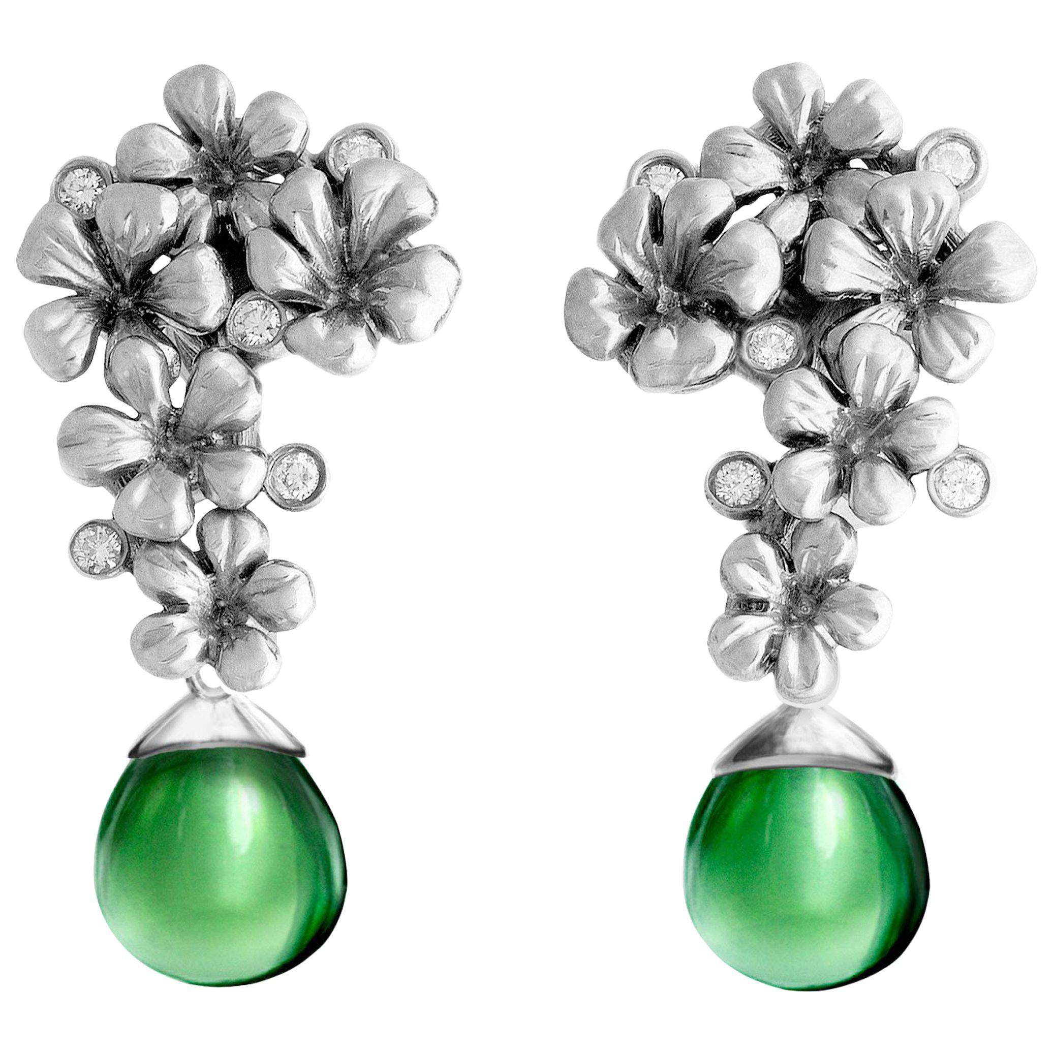 Oro blanco de dieciocho quilates Flor de ciruelo Pendientes de diseño contemporáneo Diamantes