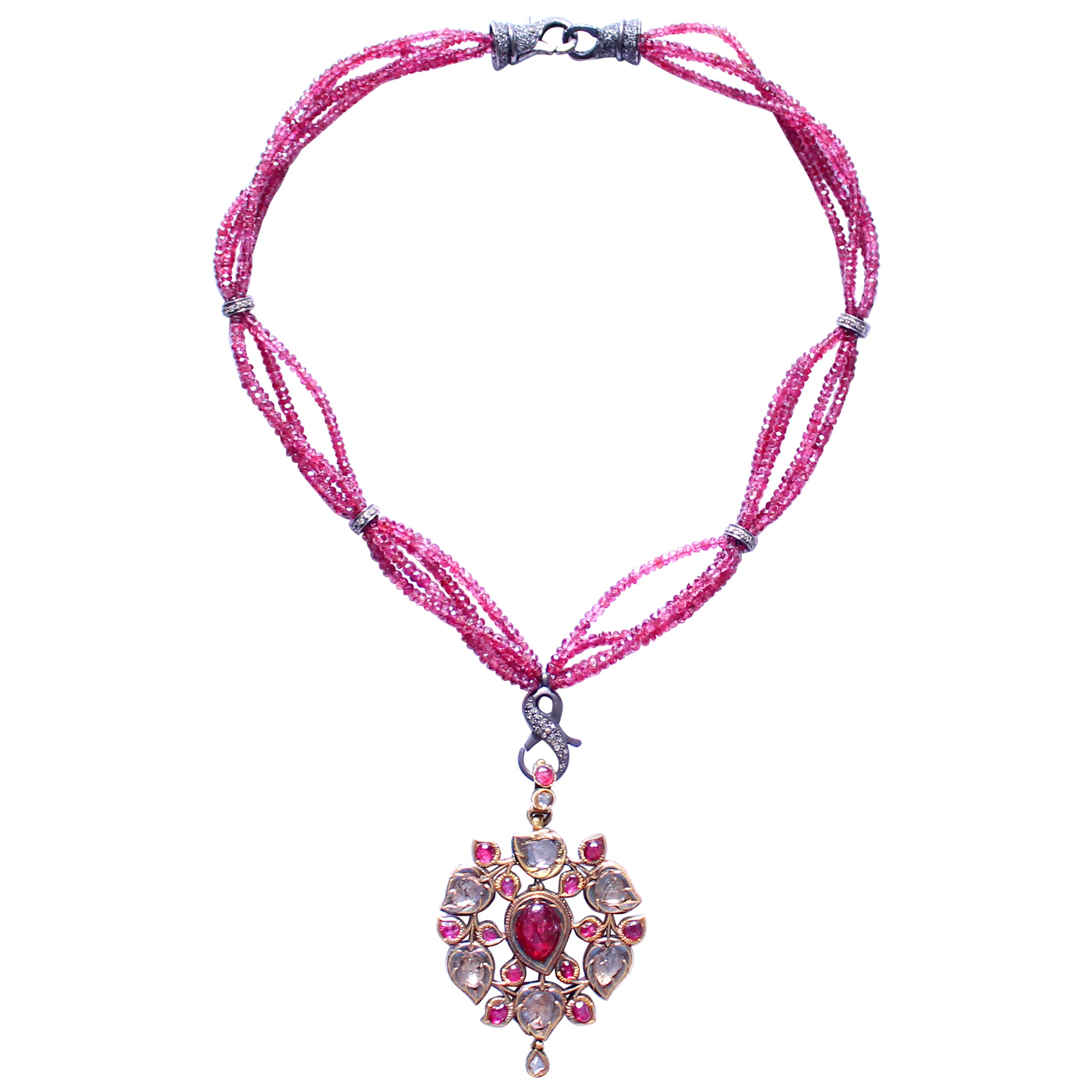 Halskette mit indischem Vintage-Anhänger von Clarissa Bronfman, rosa Rubin, Diamant, Kristall, Rubin im Angebot