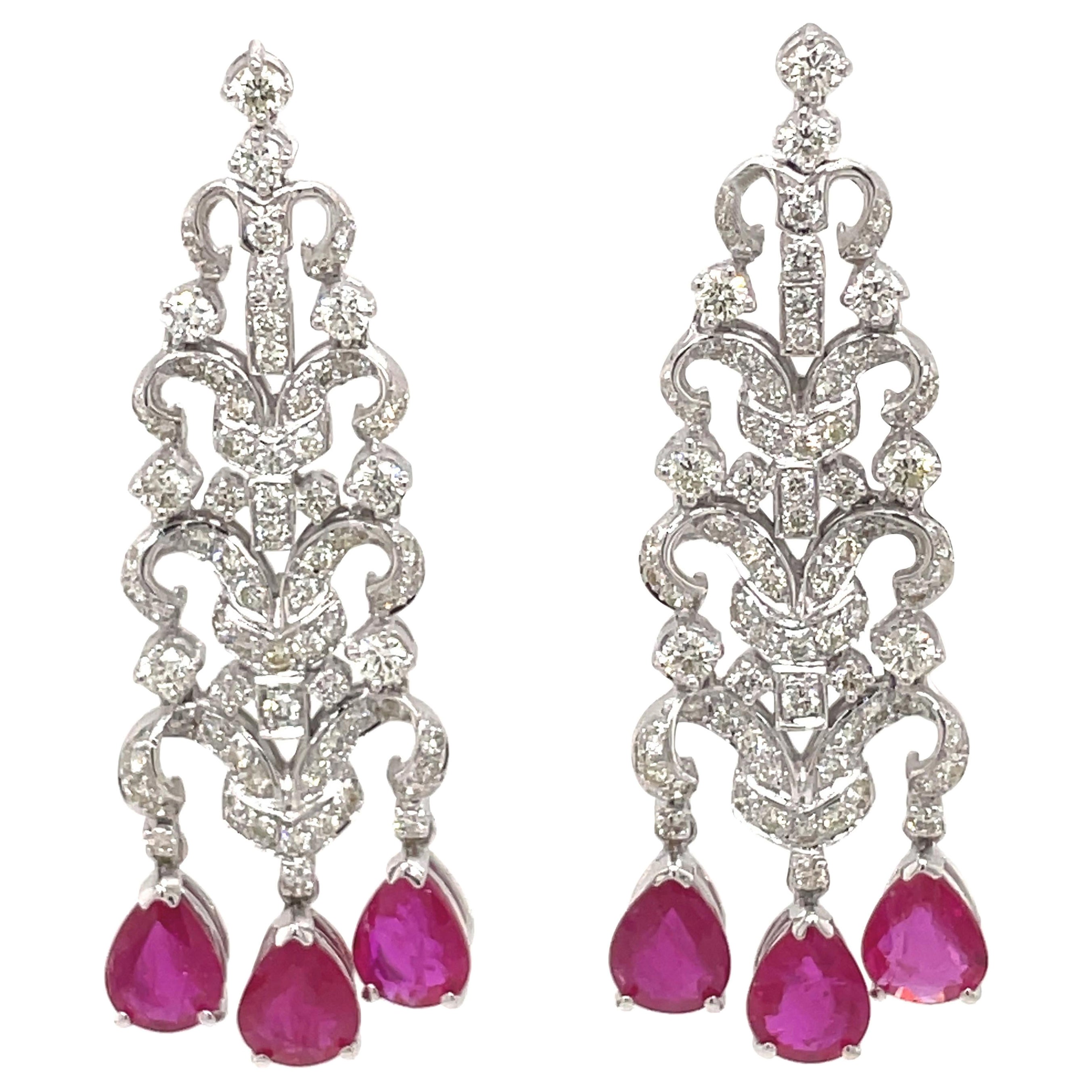 Boucles d'oreilles lustre de style édouardien en or blanc 18 carats avec rubis de 7,12 carats et diamants