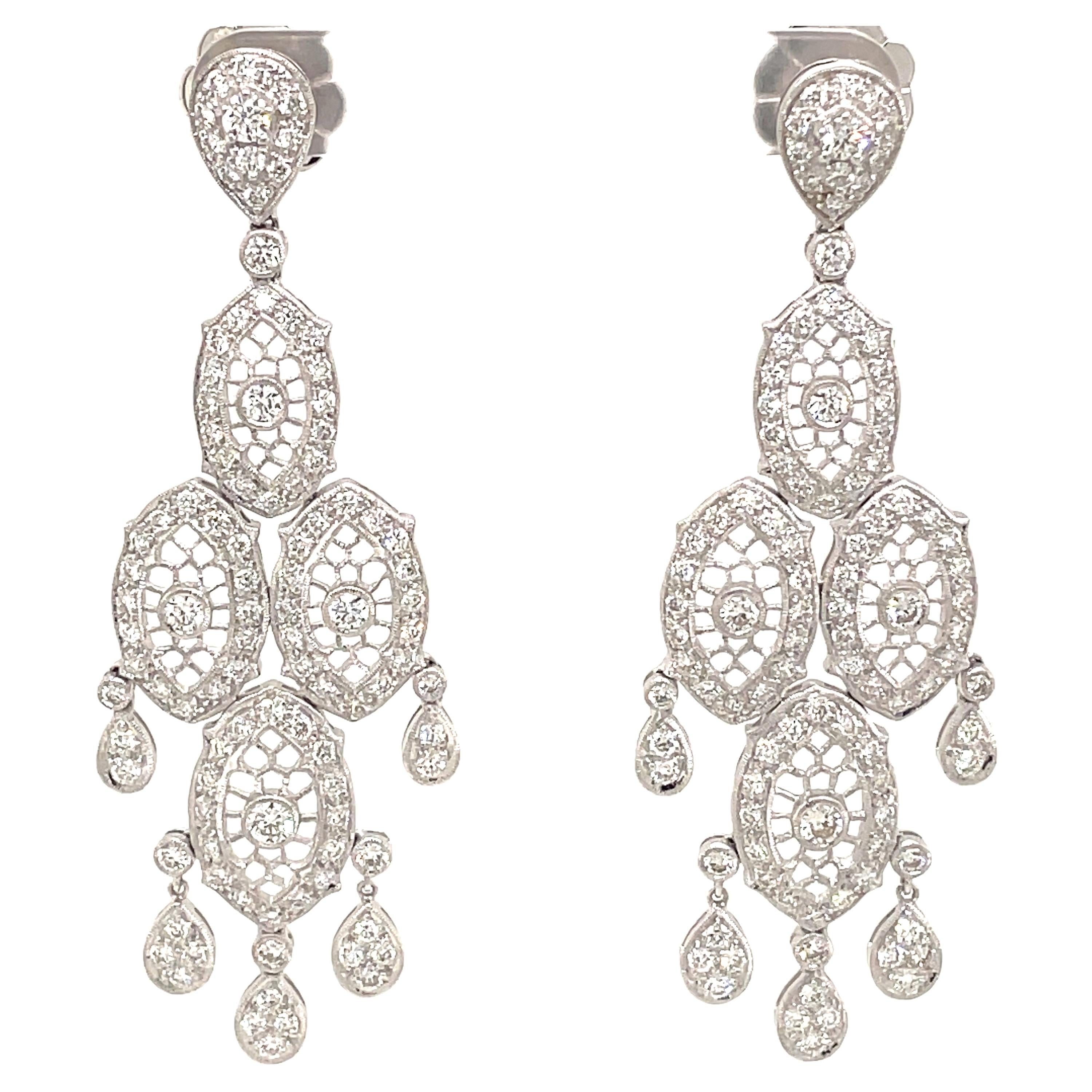 Boucles d'oreilles chandelier de style édouardien en or blanc 18 carats avec diamants de 4,10 carats