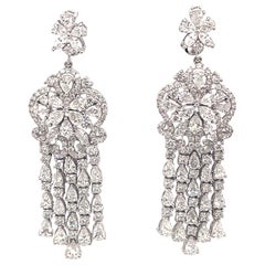 Boucles d'oreilles chandelier en or blanc 18 carats avec diamants taille poire et rond de 6,60 carats