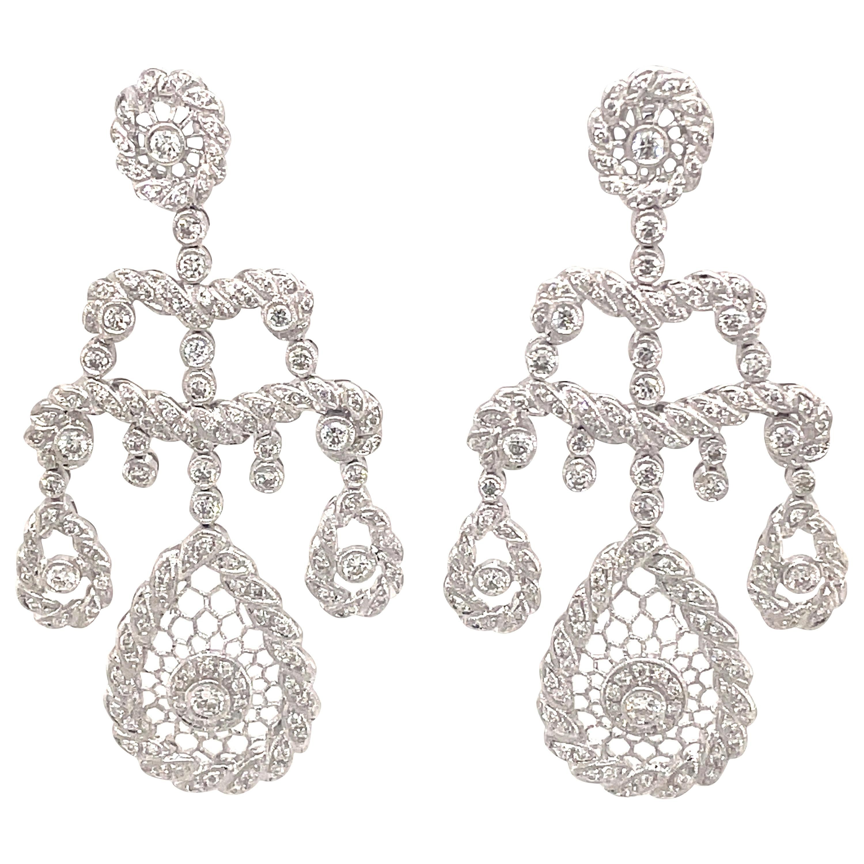 Boucles d'oreilles chandelier de style édouardien en or blanc 18 carats avec diamants ronds de 3,06 carats