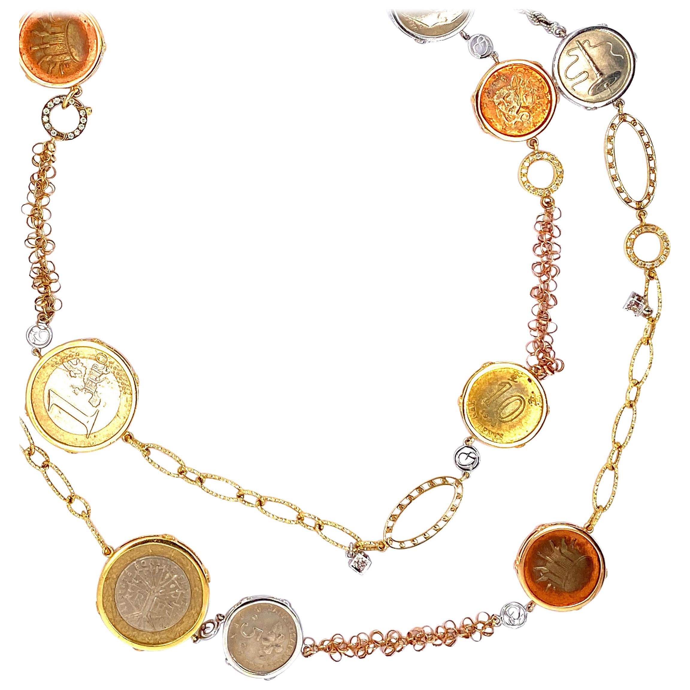 Dilys' 70er Jahre Stil Traveler's Coin und Diamant 18K Gold Kette Halskette im Angebot