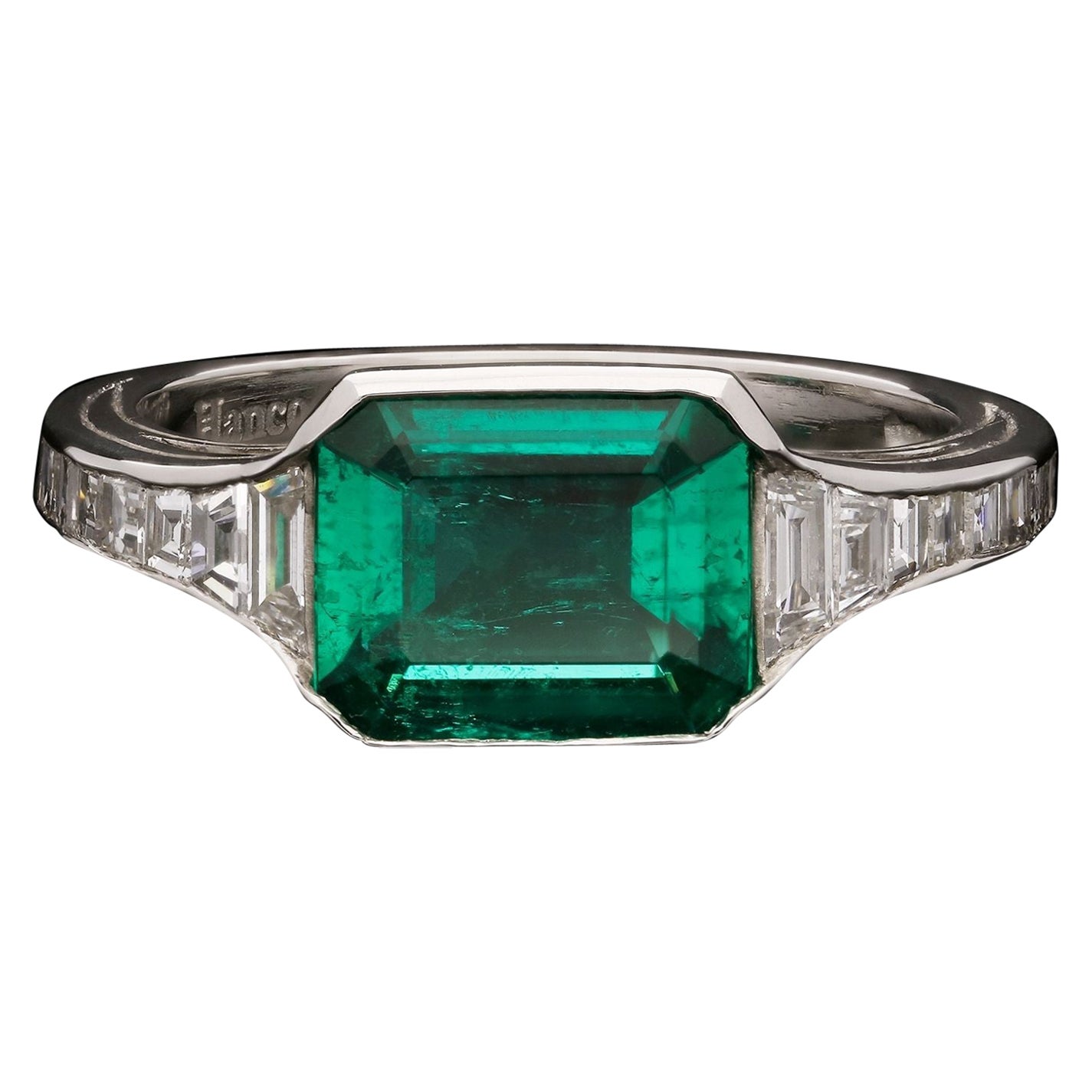 Hancocks Colombian Emerald Ring in Platinum Calibre Step-Cut Diamond Shoulders For Sale