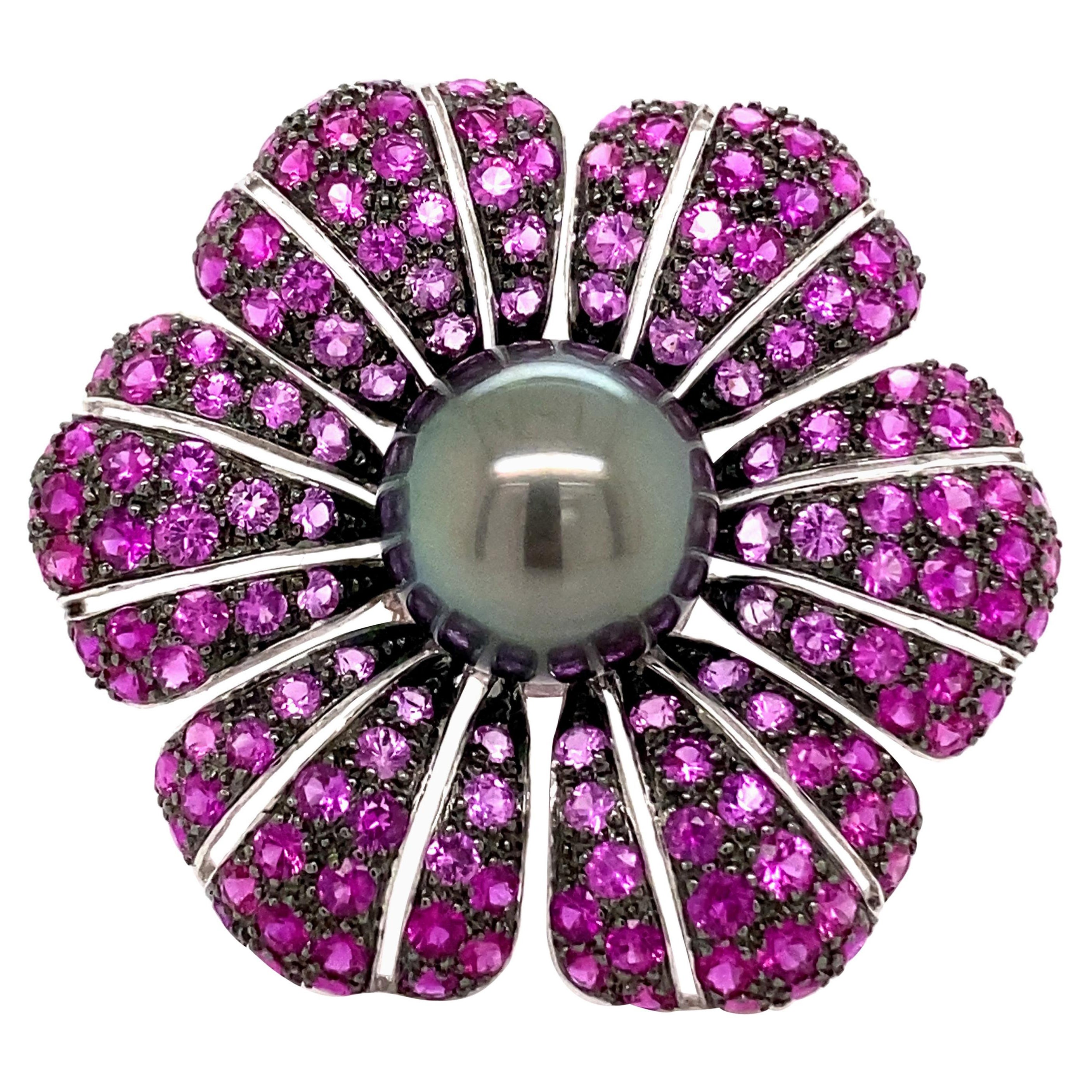 Anillo Floral de Perla de Tahití, Rubí y Zafiro Rosa Oro Blanco de 18 Kilates en venta