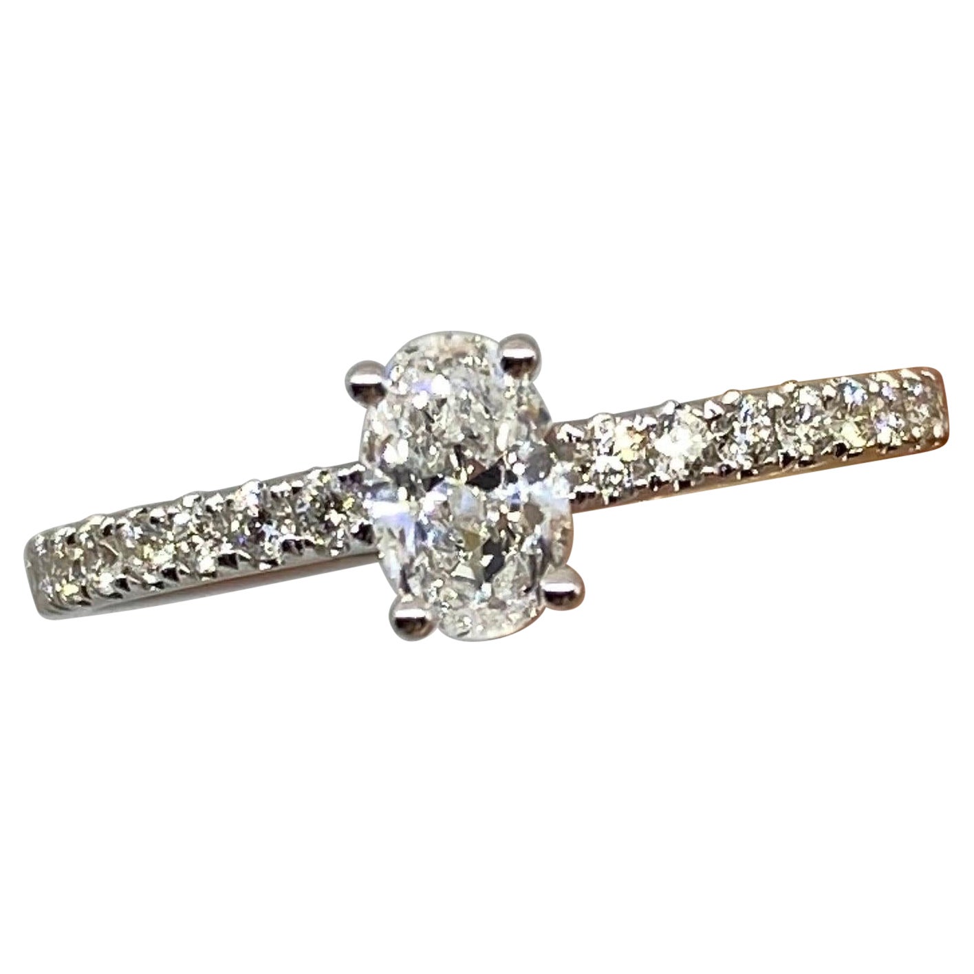 18k Oval Diamond Ring  For Sale